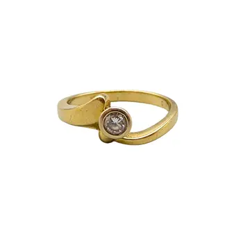 Ring af 585 guldkorn med diamant i kloindfatning.