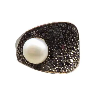 Cocktailring med en dyrket perle og sort spinel af 925-sølv
