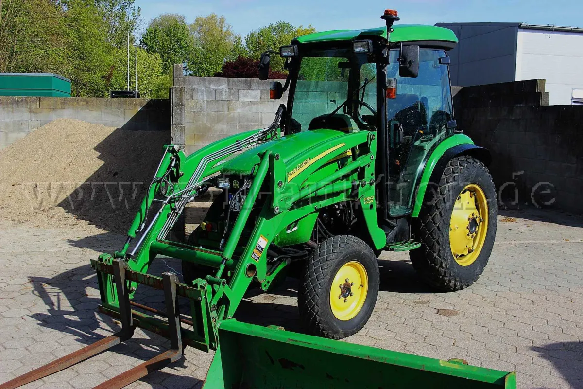 1 台 John Deere 4520 – 2013 年款 – 驾驶室 – 前装载机 – 6,990 运行小时
