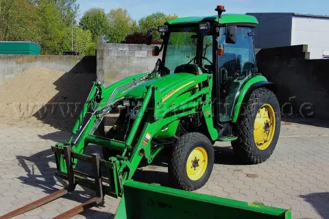 1 John Deere 4520 – vuosimalli 2013 – ohjaamo – etukuormaaja – 6 990 käyttötuntia