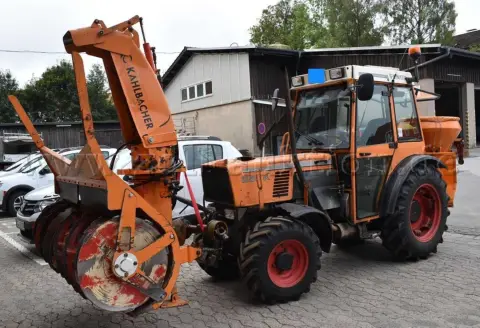 1 Fendt traktori 250 K lisälaitteilla