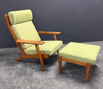 Hans J. Wegner. Getama GE 290A lenestol + skammel.
