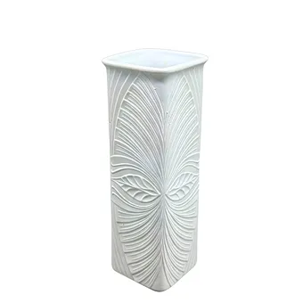 Designervase af porcelæn.