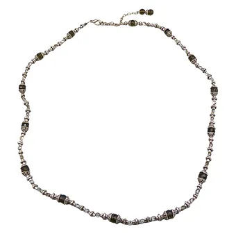 Collana con elementi metallici a motivo.