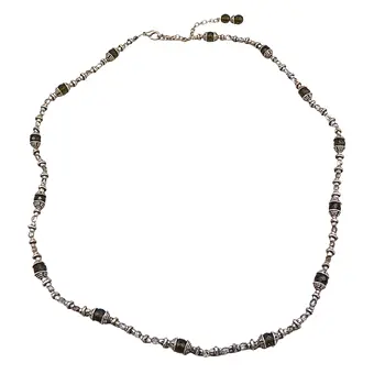 Collana con elementi metallici a motivo.