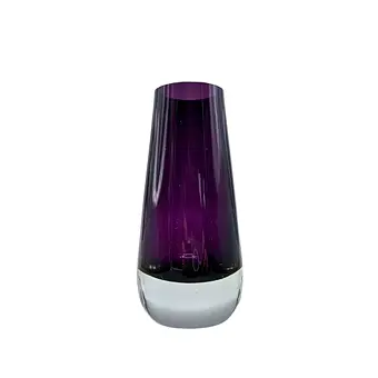 Vază mică din sticlă de culoare violet