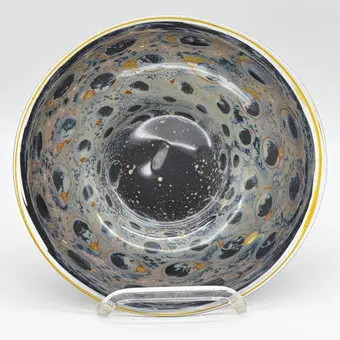 ERWIN EISCH(1927-2022). DESIGNER TELLER AUS GLAS, PFAU-MUSTER, MEHRFACHER GLASÜBERFANG, UM 1980ER JAHRE, SIGNIERT UND STUDIOETTIKETT.