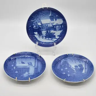 Copenhagen Porcelain Denmark，3个装饰盘：1981、1982和Jule After 1992，带悬挂装置。