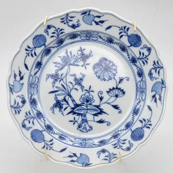 MEISSEN 盘子,洋葱图案,一等品,剑柄剑标,直径约17.5厘米,约1900年。