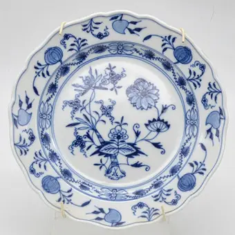 MEISSEN 盘子，洋葱图案，一等品，剑柄剑标，直径约17.5厘米，约1900年。