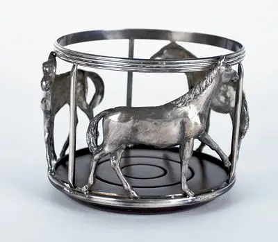 Belfiore, manufactura italiana de plata: botellero con caballos