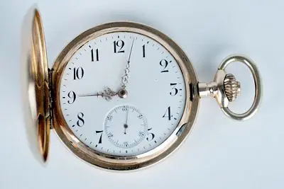 Manufactura relojera suiza de los siglos XIX/XX: reloj de bolsillo con tapa repujada