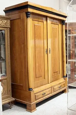 Alemania, siglo XIX: armario para ropa con columnas flanqueantes