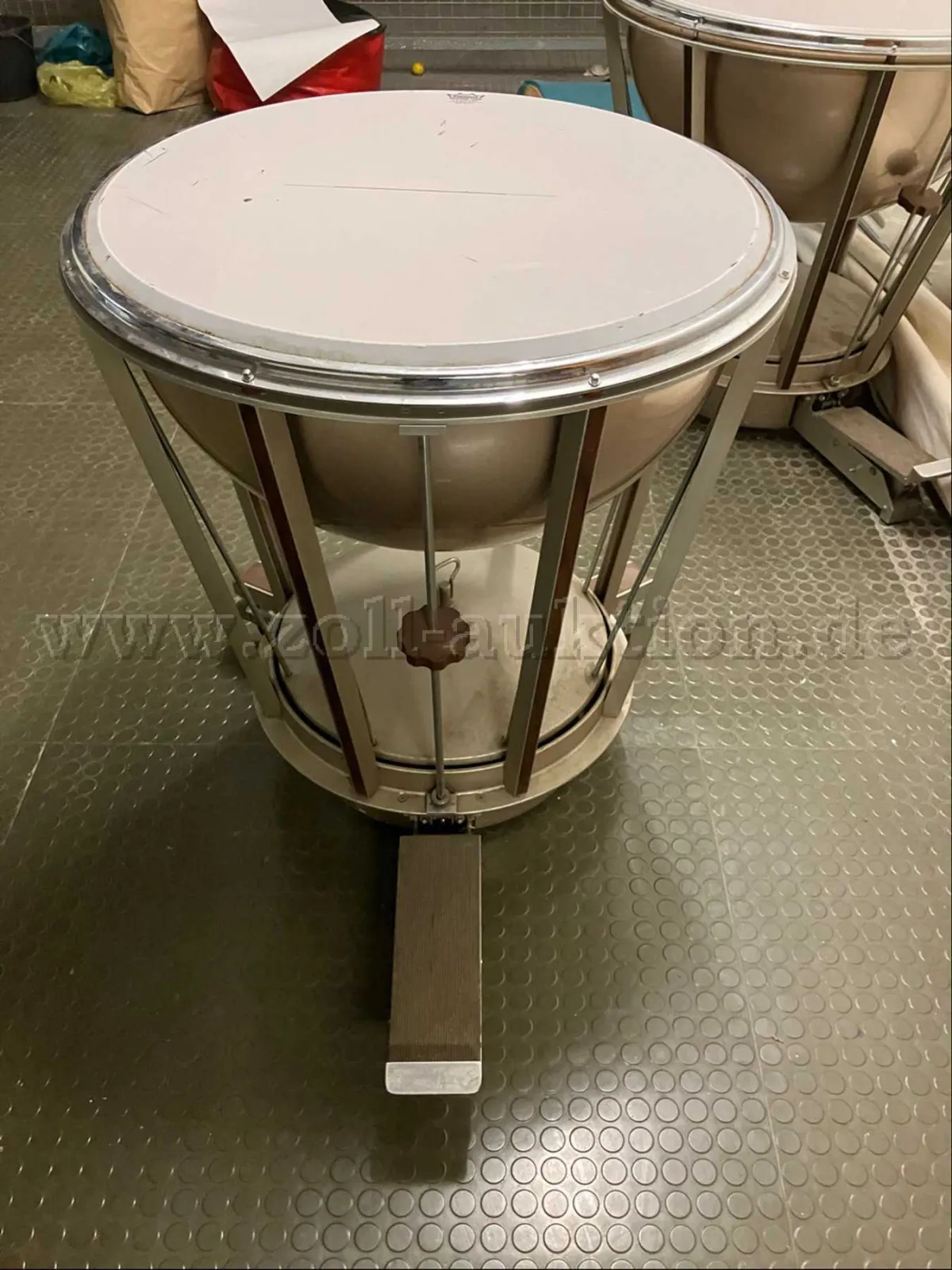 1 Timpan cu pedală „ROGER” (vechi, folosit, membrană deteriorată)