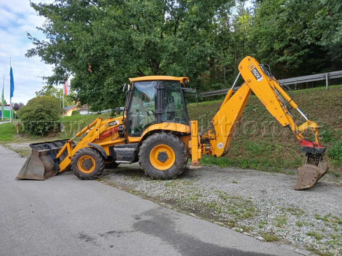 1 台 JCB 挖掘装载机 3CX