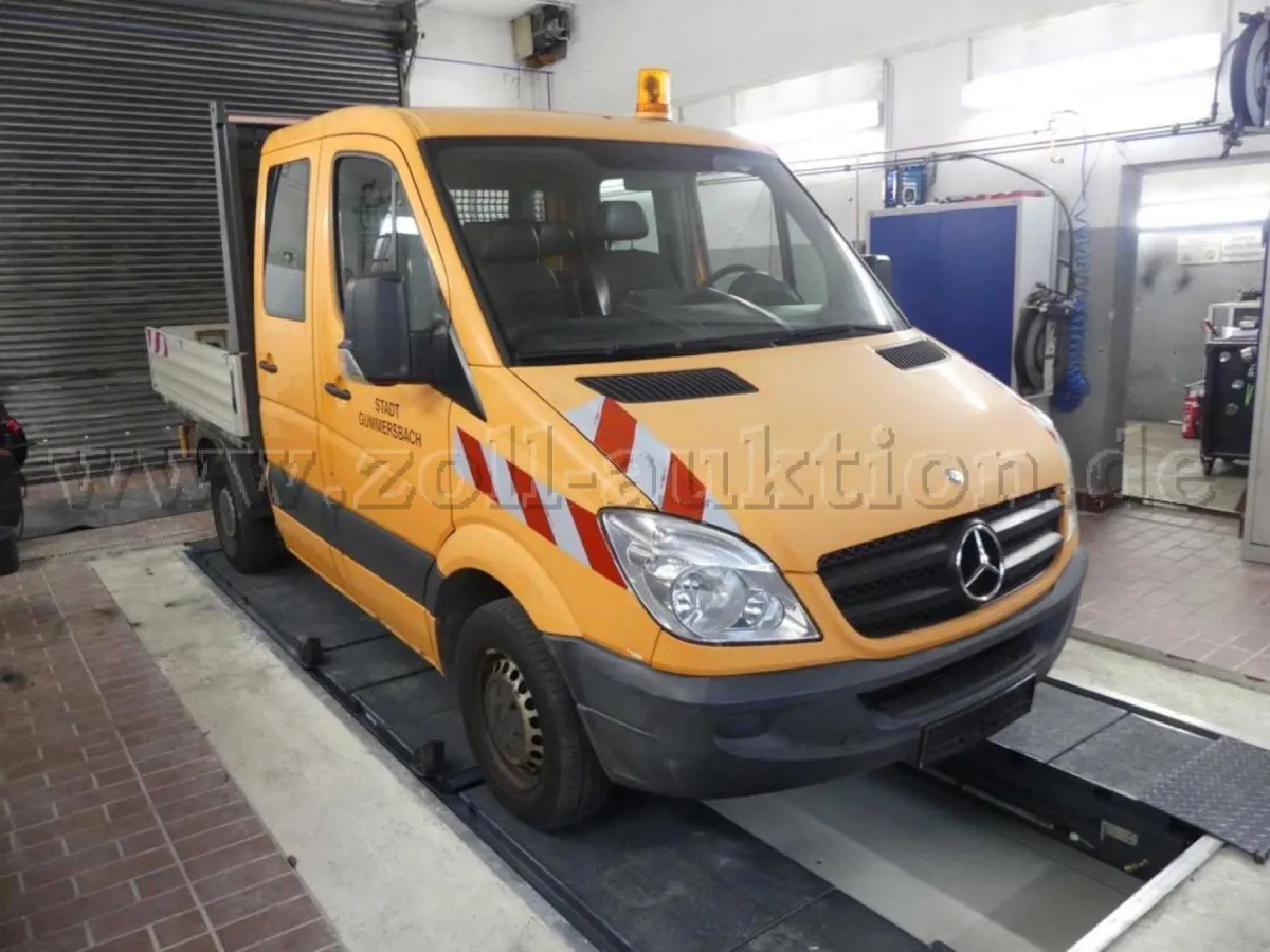 1 辆 Mercedes-Benz Sprinter 平板货车