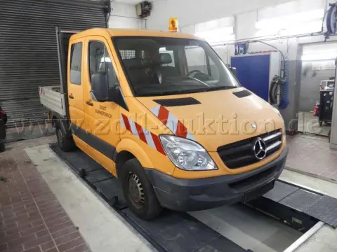 1 辆 Mercedes-Benz Sprinter 平板货车