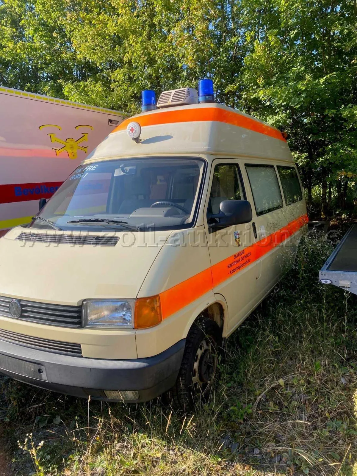 1辆救护转运车 KTW VW Transporter T4，发动机损坏