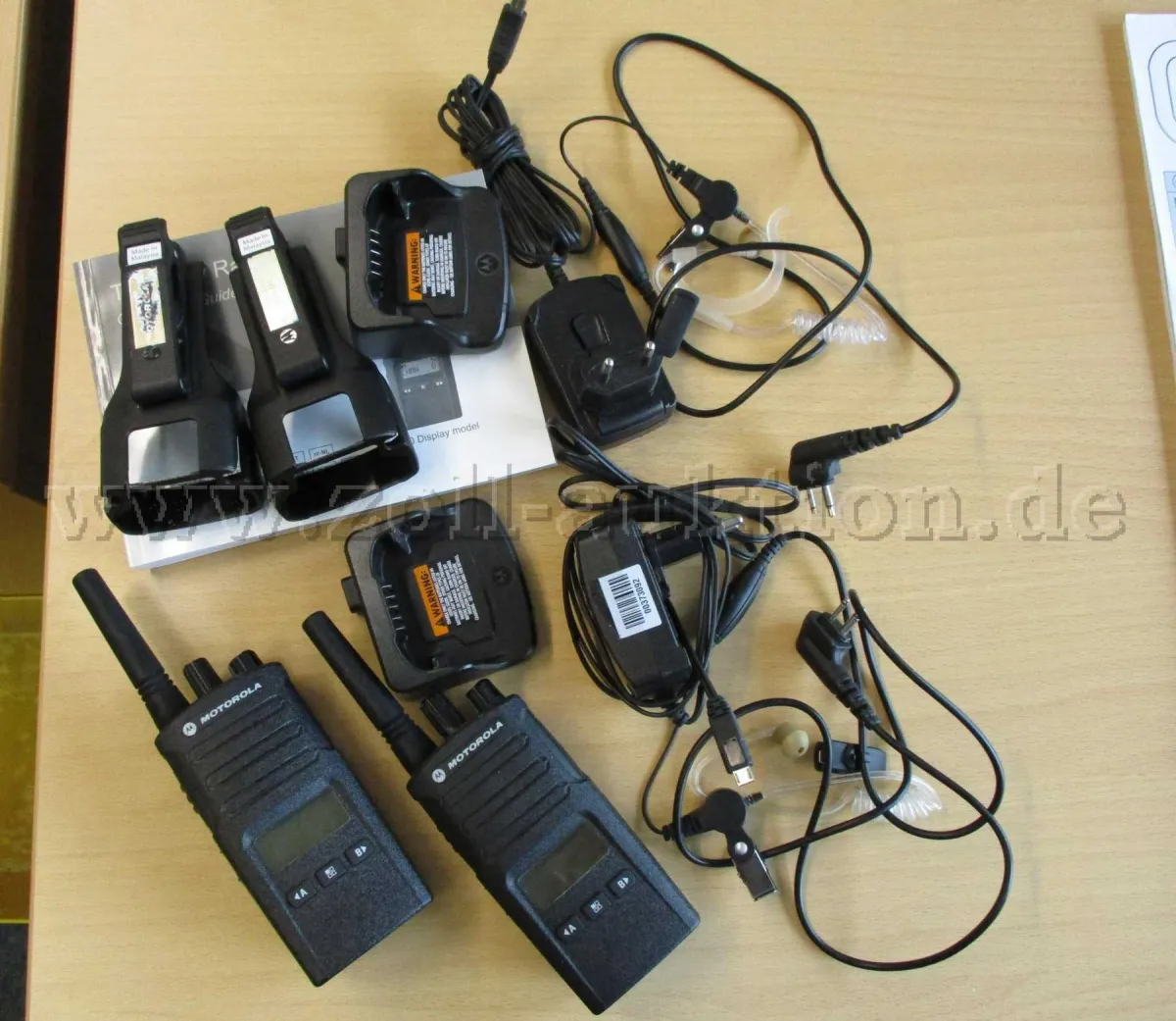 2 台 Motorola 对讲机 XT460 + 2 个耳机（制造商不明）