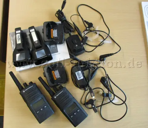 2 radiotransmisores Motorola XT460 + 2 auriculares (fabricante desconocido)
