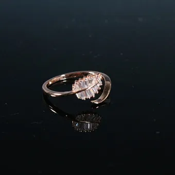 MERALIN JEWELRY. خاتم على شكل ورقة نخيل، بأحجار زركونيا مستطيلة، عيار 925، مطلي بالذهب الوردي، إيطاليا.