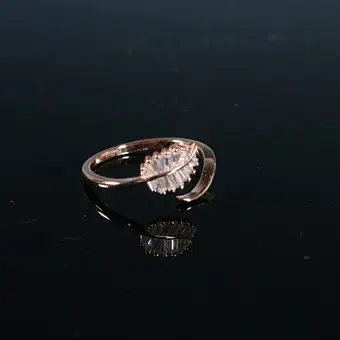 MERALIN JEWELRY. خاتم على شكل ورقة نخيل، بأحجار زركونيا مستطيلة، عيار 925، مطلي بالذهب الوردي، إيطاليا.