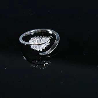 MERALIN JEWELRY. خاتم على شكل ورقة نخيل، بأحجار زركونيا مستطيلة، عيار 925، إيطاليا.