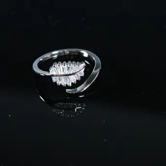 MERALIN JEWELRY. خاتم على شكل ورقة نخيل، بأحجار زركونيا مستطيلة، عيار 925، إيطاليا.