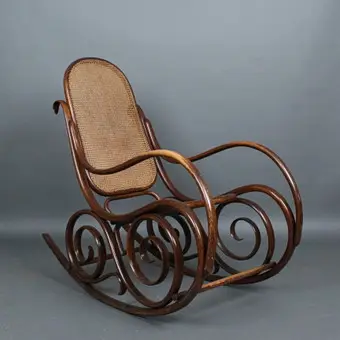 MICHAEL THONET. Gyngestol, bøyd tre, wiennerflett, rundt 1900.