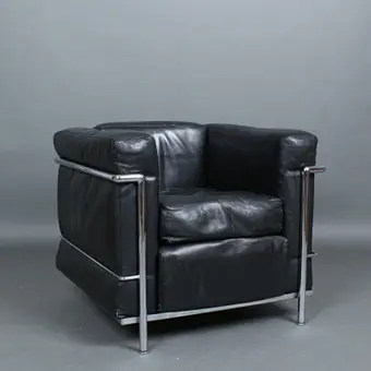 PIERRE JEANNERET & CHARLOTTE PERRIAND. Cassina, karosszék / lounge chair, 'LC2' modell, acél, bőr, tervezés 1928. ''Le Corbusier LC/2 0303'' jelzéssel, korai kivitel, kb. 1966–1971.