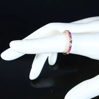 MERALIN JEWELRY。Rainbow戒指，镶嵌彩色明亮式切割锆石，925银，玫瑰镀金，意大利。