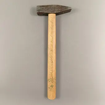 Beuys, Joseph. 1 Wirtschaftswert (hammer), objekt fra serien "Wirtschaftswerte".