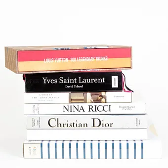 七本关于时尚的书:包括 Jil Sander、Louis Vuitton、Cartier、Yves Saint Laurent(7)。