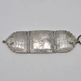 Antik talisman af sølv, arabisk skriftdekoration (hånddrevet), uddrag af Koranen - sura As-Saffat (37:171–173), tredelt, omkring 1900