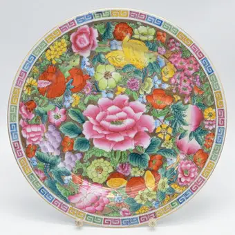 Rose Canton-tallerken, blomster- og frugtdekor, porcelæn, farvet, grund med guldbelægning, Chao Zhou, Kina, omkring 1970'erne