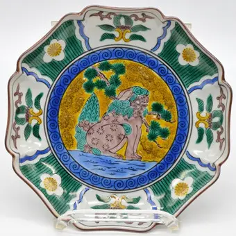ASIATISK TALLERKEN, LØVE, PORCELÆN, HÅNDMALET, KUTANI-STIL, 20. ÅRHUNDREDE.