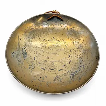 Kinesisk messinggong med dragemotiv, omkring 1950.