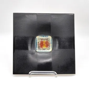 陶瓷设计师盘子，带水晶釉，方形，带工作室标记，1970年代。