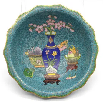 亚洲碗，景泰蓝，古董纹样，彩色，中国，20世纪，直径约17.5厘米。
