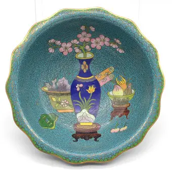 Asiatisk skål, cloisonné, antikvitetsmønstre, fargelagt, Kina, 1900-tallet, diam. ca. 17,5 cm.