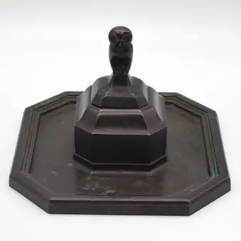 HARRY LIEBMANN (1876-1941). ANTIK BLÆKHUS MED EN UGL E, BRONZE, JUGENDSTIL, OMKRING 1900, MED SIGNATUR.