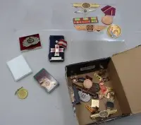Historiske badges og medaljer fra Den Tyske Demokratiske Republiks (DDR) og Sovjetunionens (USSR) tid