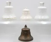 4 件瓷铃：2 件柏林皇家瓷器制造厂（KPM）、1 件 Goebel 以及 1 件青铜色台铃。