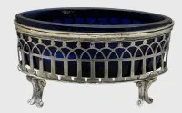 gr. Gewürzschälchen mit blauen Glaseinsatz, Silber, mit Salzlöffelchen. H-4,5 cm, 8,5x5 cm, Silber 30 gr. datiert 1809,
