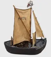 Antikk modell av en fiskebåt i tre, trenger istandsetting, nett, trålskovl og ror medfølger, høyde 58 cm, lengde 53 cm