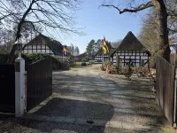 田园诗般的马术种马场，带茅草屋顶房屋、马术馆和池塘，占地21,206平方米——您在宁堡附近的梦想房产