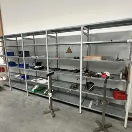 Rând de rafturi metalice