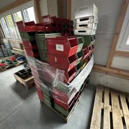 Erä avoimia varastolaatikoita