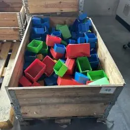 Parti med plastkasser