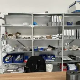 Rând de rafturi metalice